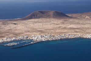 se till la graciosa ö från mirador del rio. lanzarote, kanariefågel öar, Spanien. foto