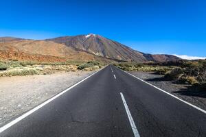 öken ensamt väglandskap i vulkan teide nationalpark, tenerife, Kanarieö, Spanien foto