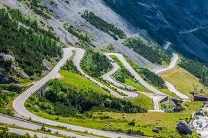 serpentin berg väg i italiensk alperna, stelvio passera, passo dello stelvio, stelvio naturlig parkera foto