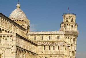 pisa katedral fyrkant med grön gräs på en äng och klar blå himmel på de bakgrund foto