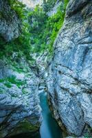 ebro flod genom en dal i Kantabrien, Spanien foto