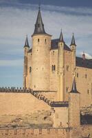 segovia, Spanien. de känd alcazar av segovia, stigande ut på en klippig brant klippa, byggd i 1120. castilla y leon. foto