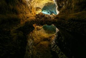 cueva de los verdes, grön grotta i lanzarote. kanariefågel öar. foto