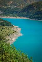 bulbal reservoar, också kallad träsk bubal är en reservoar belägen i de spanska pyreneerna valle de tena huesca foto