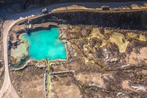 antenn se av nedbruten landskap. förstörd landa. se från ovan. industriell plats foto