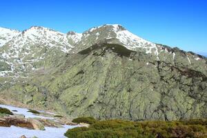 snö gredos bergen i avila Spanien foto