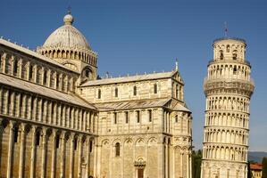 pisa katedral fyrkant med grön gräs på en äng och klar blå himmel på de bakgrund foto