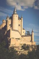 segovia, Spanien. de känd alcazar av segovia, stigande ut på en klippig brant klippa, byggd i 1120. castilla y leon. foto