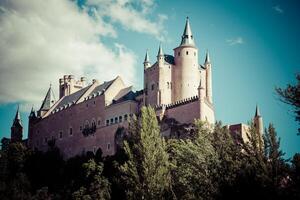 segovia, Spanien. de känd alcazar av segovia, stigande ut på en klippig brant klippa, byggd i 1120. castilla y leon. foto