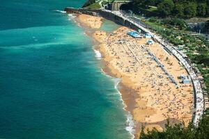 la concha strand i san sebastian, spanien. foto