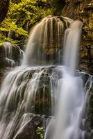 cascada de la cueva vattenfall i ordesa dal pyreneerna huesca Spanien arazas flod foto