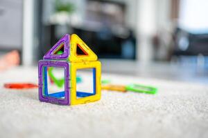 färgrik magnet plast block utrustning. de barn spelar pedagogisk spel. tidigt barndom utveckling. foto