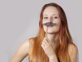 ung kvinna med falsk mustasch foto