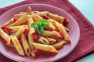 penne med tomat sås och färsk röd peppar foto