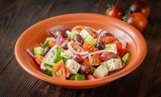 skål med grekisk sallad foto