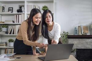 två kvinna revisorer ha en team möte till sammanfatta finansiell information i de kontor foto