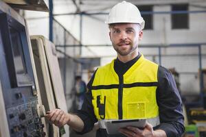 ingenjör se projekt och planera med läsplatta mobil i fabrik foto