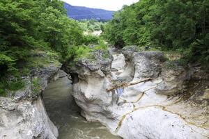 de berg flod i de klyfta. foto