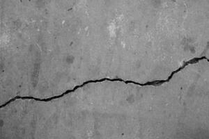 knäckt betong vägg bruten vägg på de utanför cement hörn den där verkställd med jordbävning och kollapsade jord foto