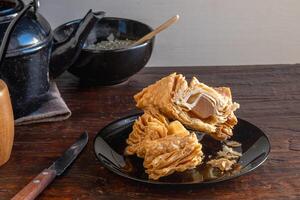 pastelitos, ett argentine ljuv den där är del av traditionell bakverk. tillverkad med friterad deg och fylld med ljuv membrillo eller ljuv potatis. foto