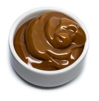 dulce de leche i en små skål på isolerat bakgrund. foto