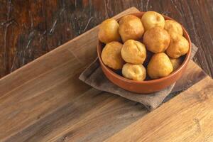 friterad ljuv potatis fritters. de kan vara både ljuv och välsmakande. foto