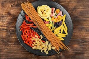 annorlunda rå pasta på matlagning tabell foto