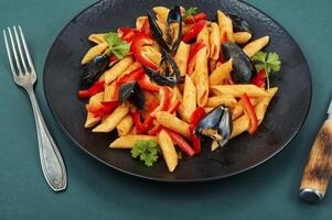makaroner eller pasta vongole med musslor foto