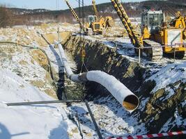 konstruktion av ett olja och gas rörledning. industriell Utrustning foto