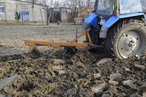 traktor plöjning de trädgård. plöjning de jord i de trädgård foto