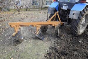 traktor plöjning de trädgård. plöjning de jord i de trädgård foto