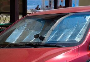 skydd av de bil panel från direkt solljus. Sol reflektor vindruta foto