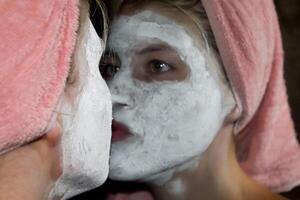 kosmetisk vit ansikte mask av tandkräm. kvinna i vit kosmetisk mask foto
