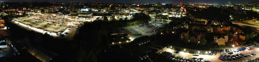 antenn panorama- se av upplyst Northampton stad av England, Storbritannien under natt av oktober 25:e, 2023 foto