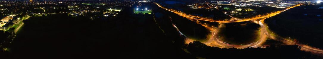 antenn panorama- se av upplyst Northampton stad av England, Storbritannien under natt av oktober 25:e, 2023 foto