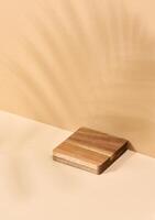 trä- plattform, skugga från en handflatan blad på en brun bakgrund. plats för visning kosmetika foto
