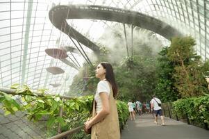 en kvinna i moln skog kupol miljö i singapore foto