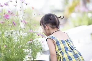 kvinna i en fält med blommor- frihet, aktiva, lycka begrepp foto