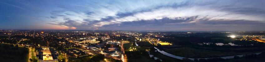 antenn panorama- se av upplyst Northampton stad av England, Storbritannien under natt av oktober 25:e, 2023 foto