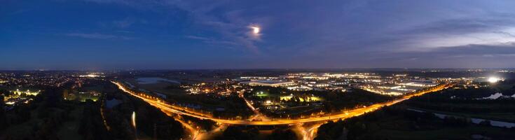 antenn panorama- se av upplyst Northampton stad av England, Storbritannien under natt av oktober 25:e, 2023 foto