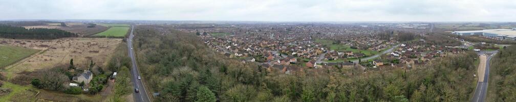 antenn panorama- se av corby stad av England förenad rike under molnig och regnig väder av vinter. januari 11:e, 2024 foto