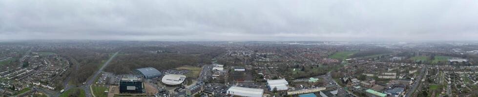 antenn panorama- se av corby stad av England förenad rike under molnig och regnig väder av vinter. januari 11:e, 2024 foto