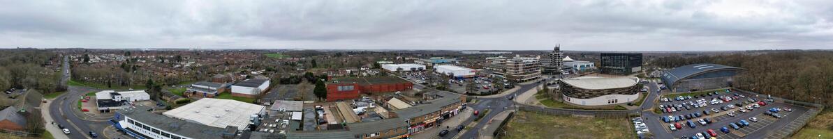 antenn panorama- se av corby stad av England förenad rike under molnig och regnig väder av vinter. januari 11:e, 2024 foto