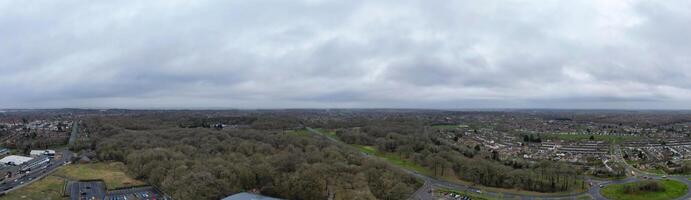 antenn panorama- se av corby stad av England förenad rike under molnig och regnig väder av vinter. januari 11:e, 2024 foto