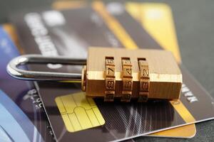 kreditkort med nyckellås för lösenord, affärsidé för säkerhetsfinansiering. foto