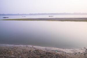 naturlig landskap se av de Bank av de padma flod med de blå vatten foto