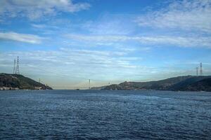 yavuz sultan selim bro i främre av svart hav se från istanbul bosphorus kryssning foto