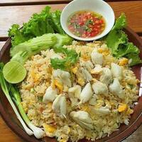 de krabba friterad ris, stekt ris thai stil Asien thailand foto