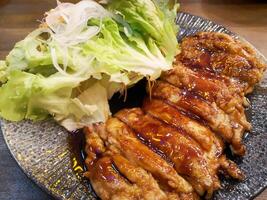 grillad kyckling filea och färsk vegetabiliska sallad. friska lunch meny. japansk mat foto
