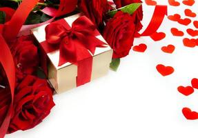 konst valentines kort med röd ro och gåva låda på vit bakgrund foto